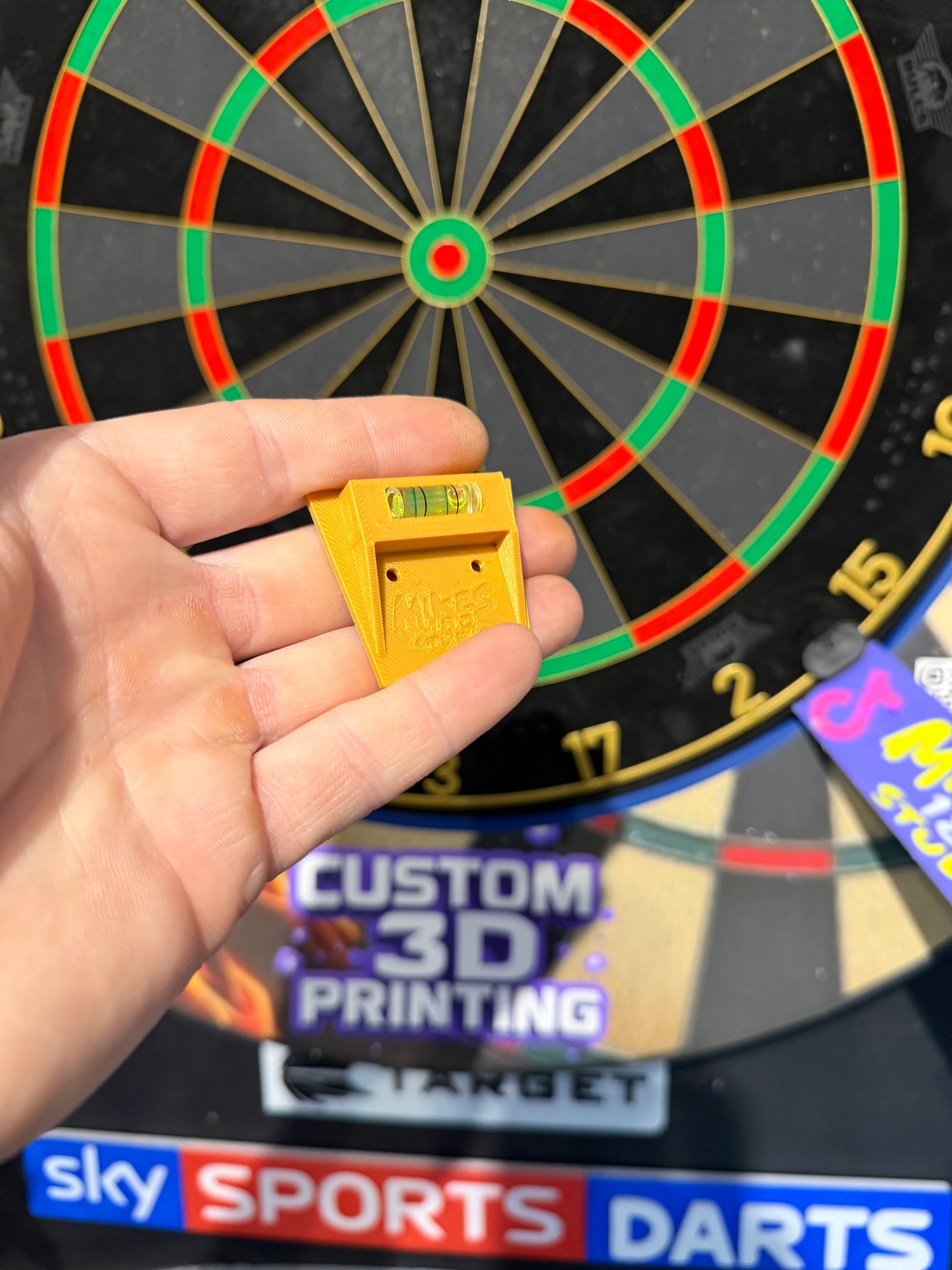 Dartboard spirit level