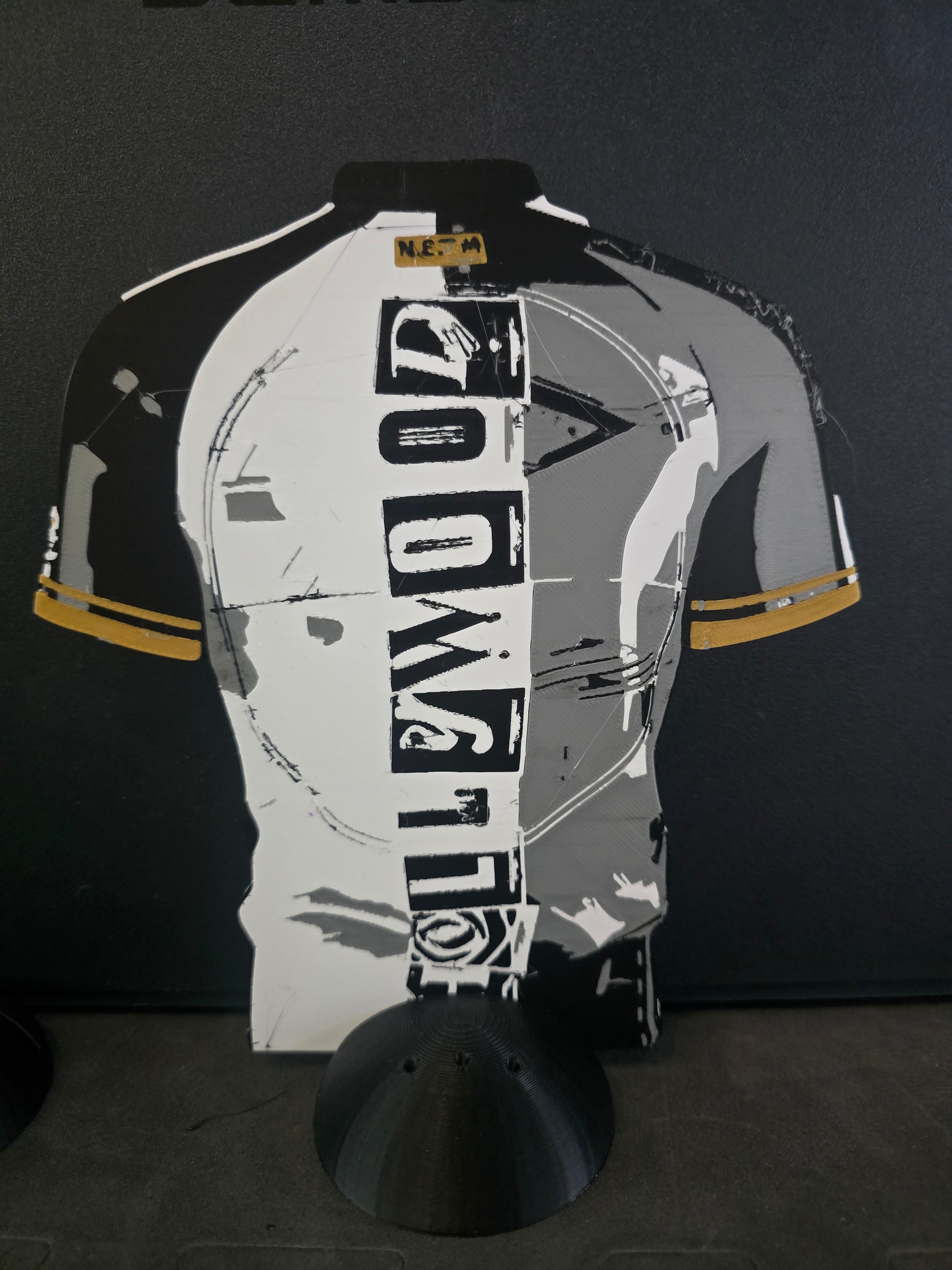 Dart Shirt Dart stands, comes with holder holds 1 set of Darts