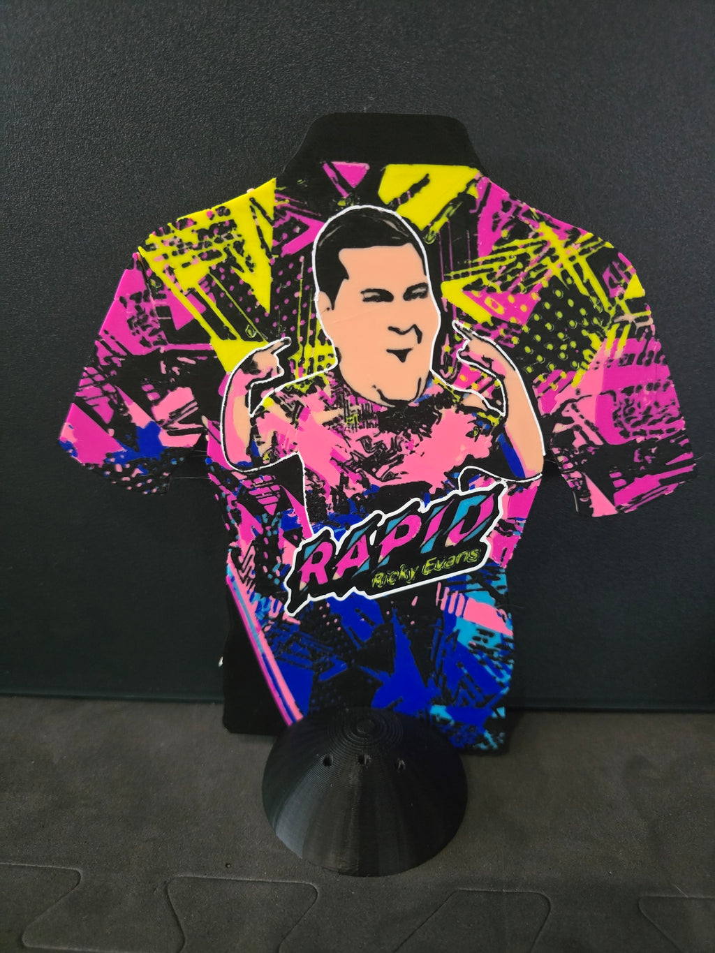 Dart Shirt Dart stands, comes with holder holds 1 set of Darts