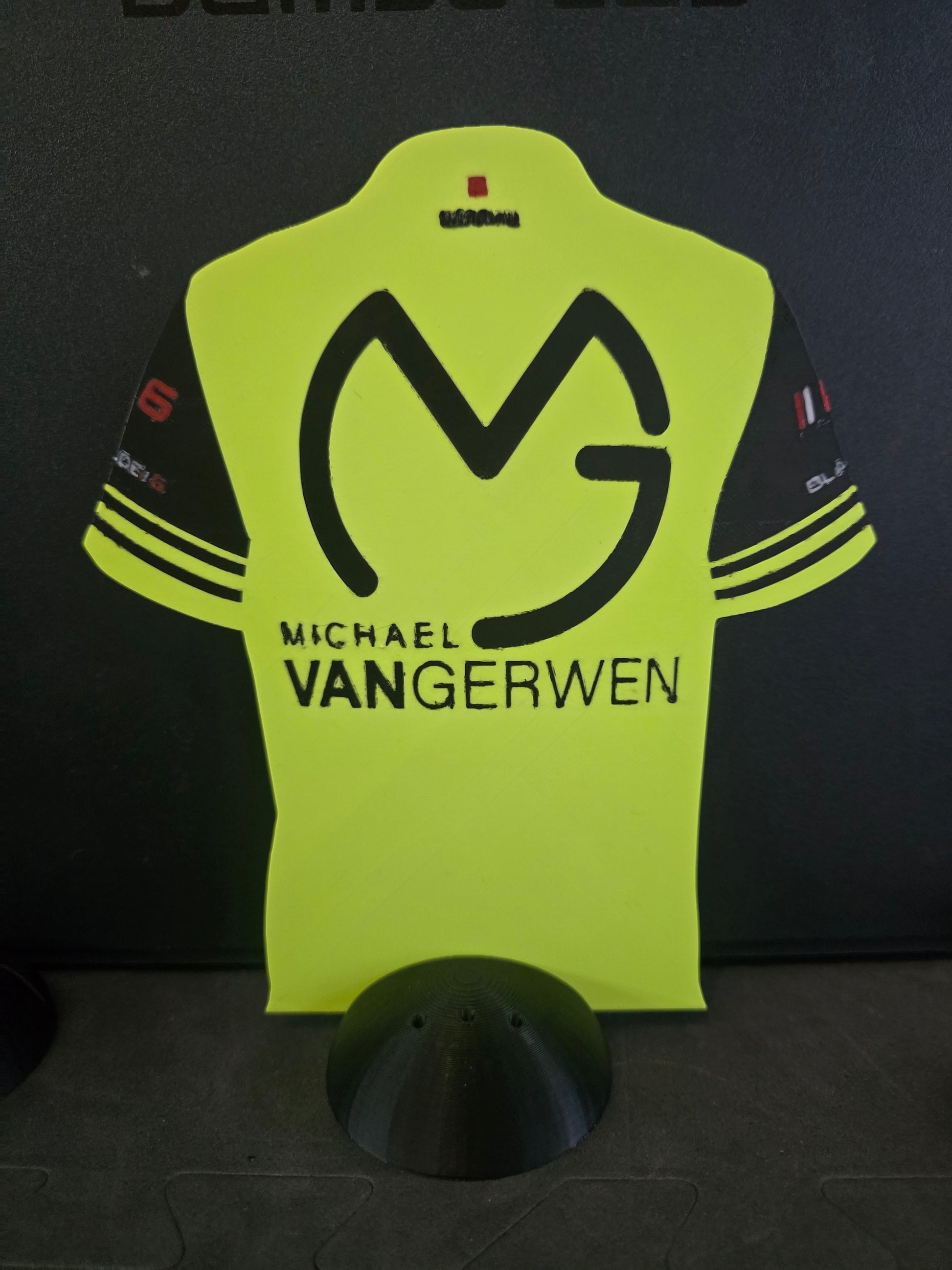 Dart Shirt Dart stands, comes with holder holds 1 set of Darts